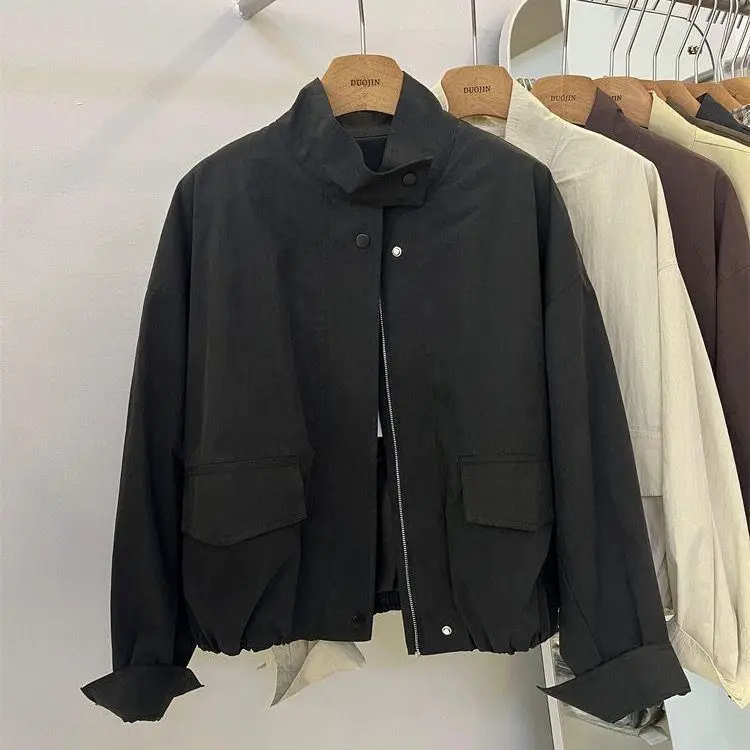 เสื้อแจ็คเก็ตสั้นผู้หญิง สปริง/ออทั่ม รุ่นใหม่ สไตล์ลำลอง เสื้อกันลม คอตั้ง แจ็คเก็ตสไตล์เวิร์คแวร์ ซิปพื้นฐาน เสื้อคลุมตัวบน