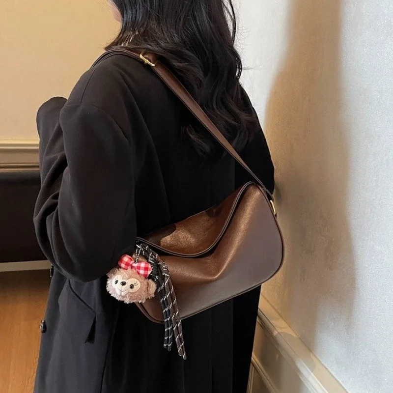 

Stylish Leather Shoulder Bag for Fashionable Women, Popular Messenger Bag with Elegant Classic Touch by Famous Designer