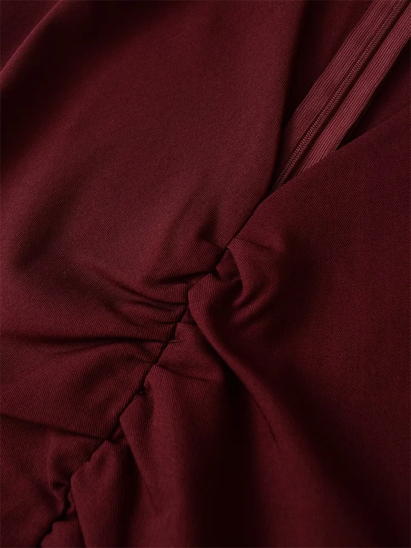 فستان نسائي خريف 2025 نمط جديد عنابي بدون أكمام ورقبة على شكل حرف v مطوي الخصر فستان طويل أنيق راقي