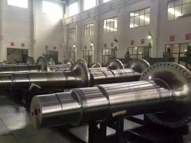 Usinagem personalizada de fábrica Forjando eixo principal da turbina eólica com eixo de flange grande para energia eólica