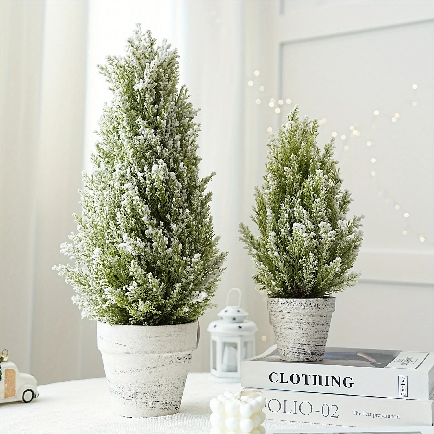 

Праздничная белая мини-рождественская елка в горшке: идеально подходит для украшения дома, кухни и обеденного стола.