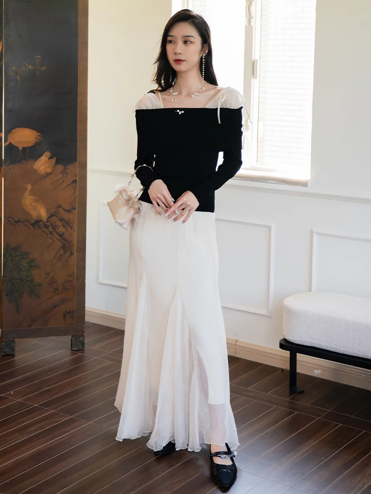 

Мягкий вязаный топ с воротником «Питер Пэн» и юбка с элементами кружевного декора — модный комплект для молодых женщин на осень