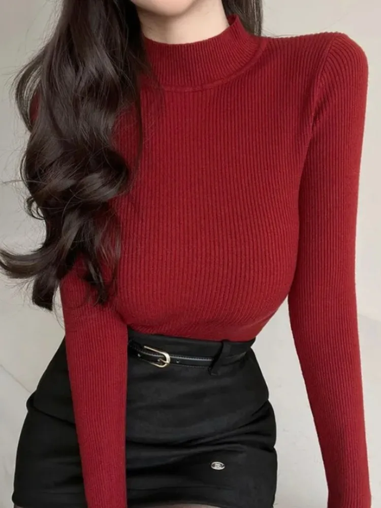 Elegancki sweter damski na jesień i zimę, dopasowany, długi, dzianinowy, z wysokim kołnierzem, jednolity kolor, warstwa bazowa, wzór teksturowany.