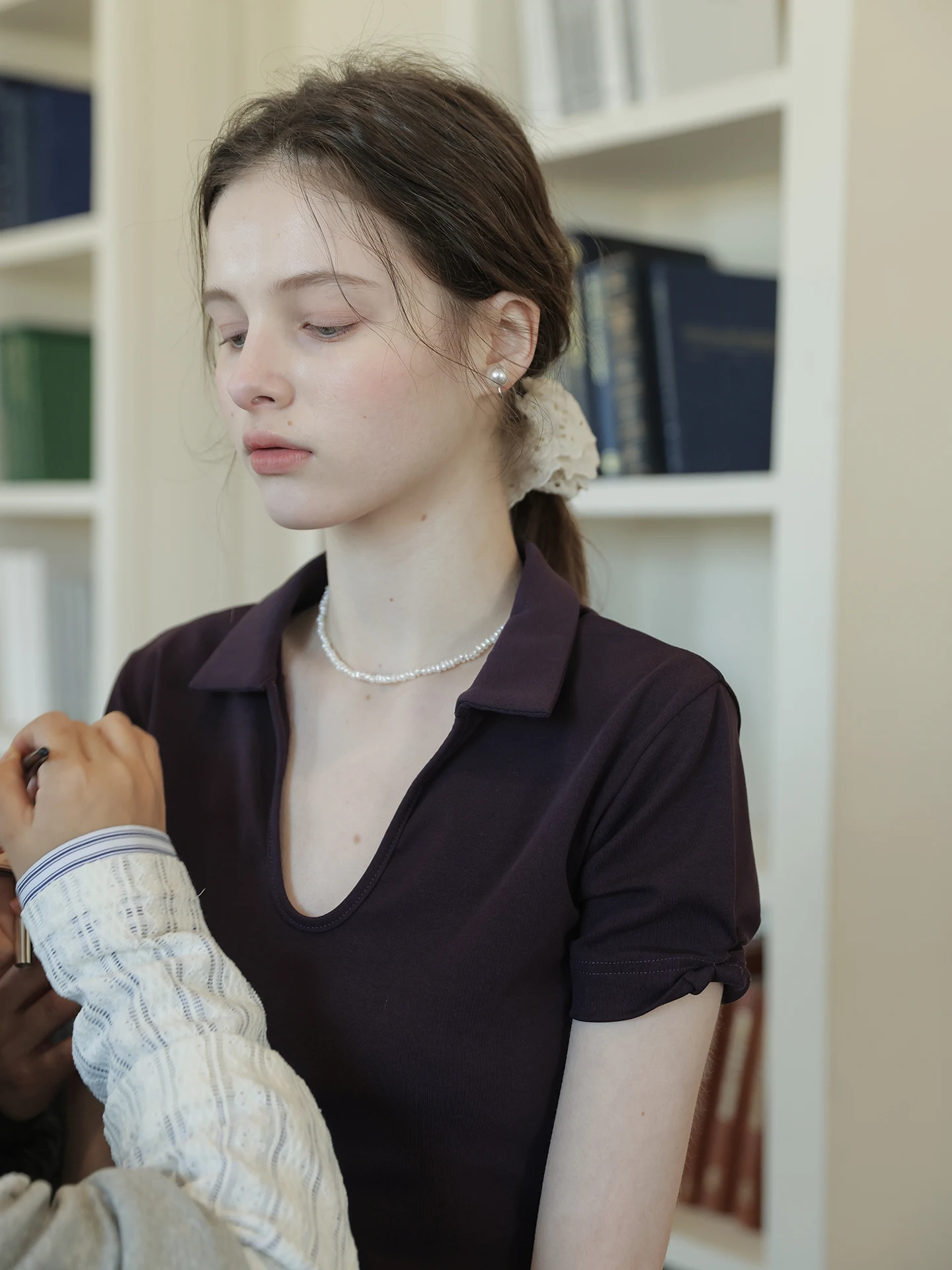 

Весенняя белая женская футболка с коротким рукавом, отложным воротником, приталенного кроя, дышащая, комфортная, из смесового хлопка и полиэстера