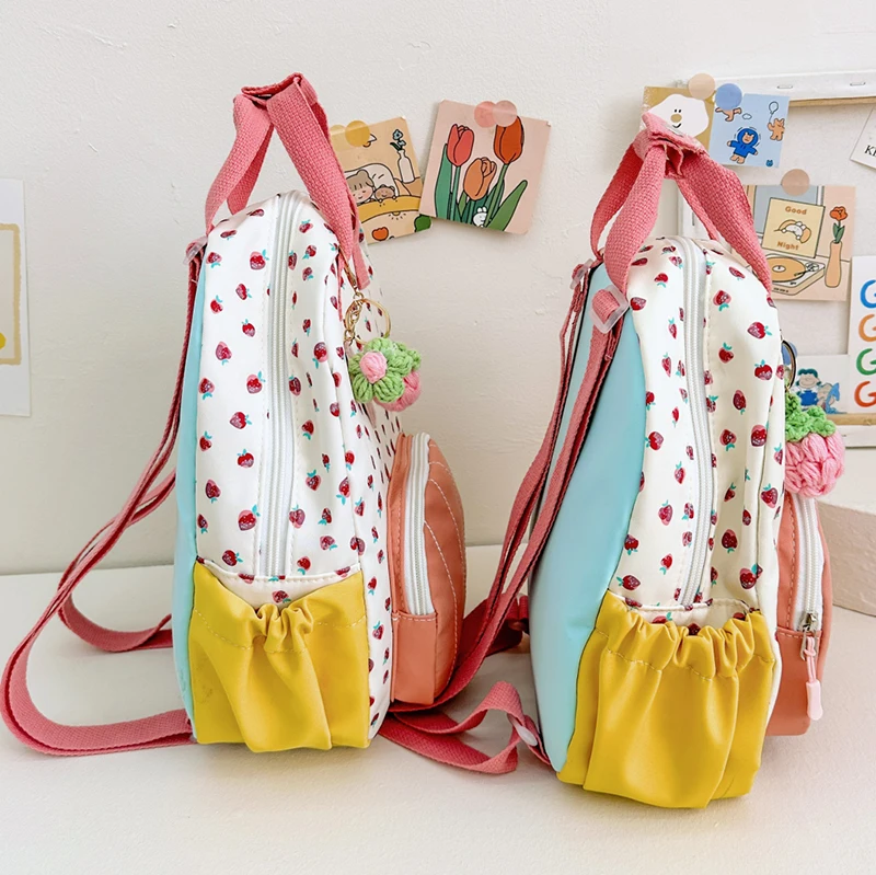 Mochila impermeable con patrón de fresa para niños, bolso impermeable de nailon para madre e hijo, mochilas para niñas de jardín de infantes