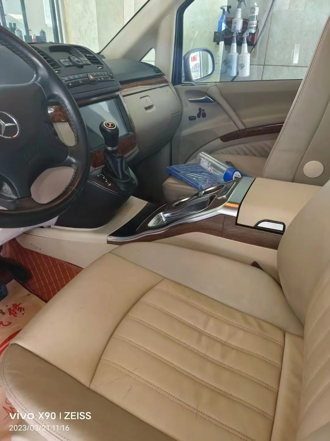 Für Vito V-Klasse Old Viano Upgrade mit kabelloser Aufladung Armlehne Aufbewahrung Kühlschrank Atmosphäre Licht Getränkehalter