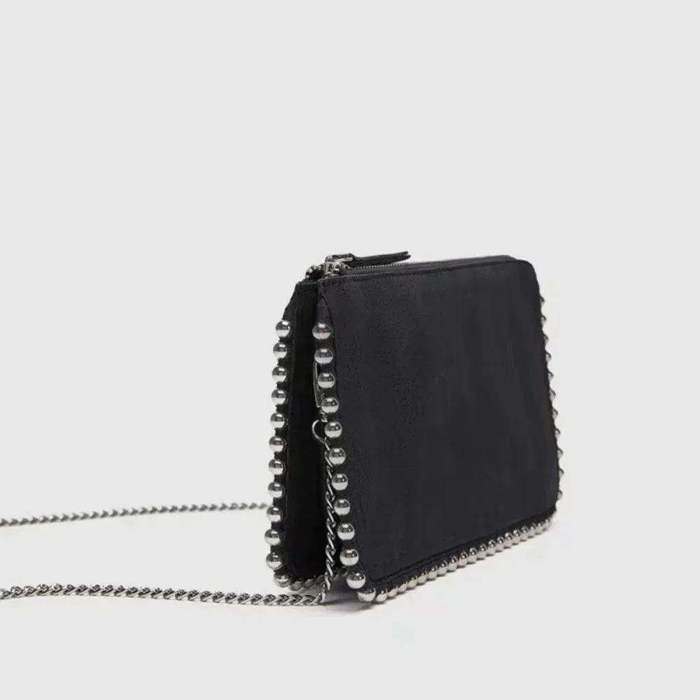 2024 borsa quadrata piccola con catena di nuovo stile borsa a tracolla monospalla nera decorata con rivetti alla moda
