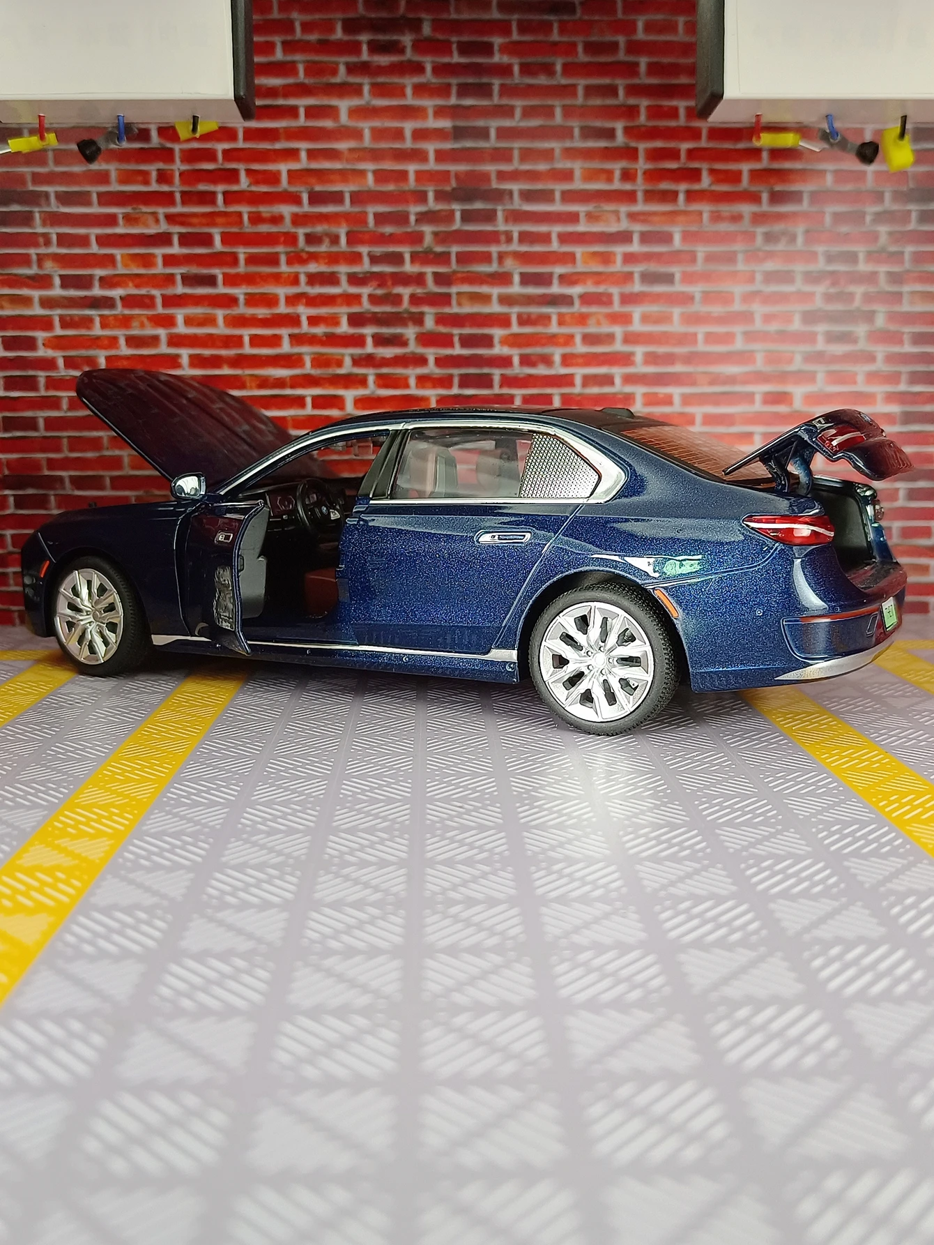 

CCA 1:24 simulation BMW I7 G70 alloy car model, doors and engine hood, trunk can be opened has sound and lighting good quality