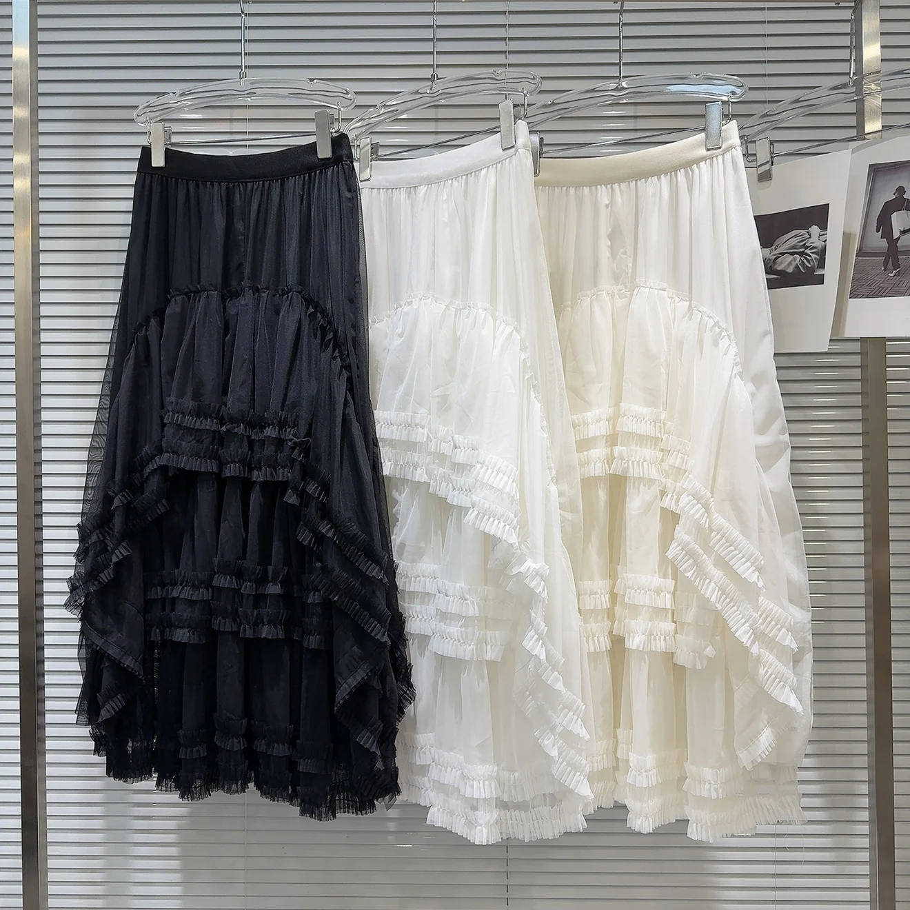 Słodka, długa spódnica z warstwowego tiulu i plisowana spódnica w kształcie litery A do kolan dla kobiet w wieku dwunastki i trzydziestki.