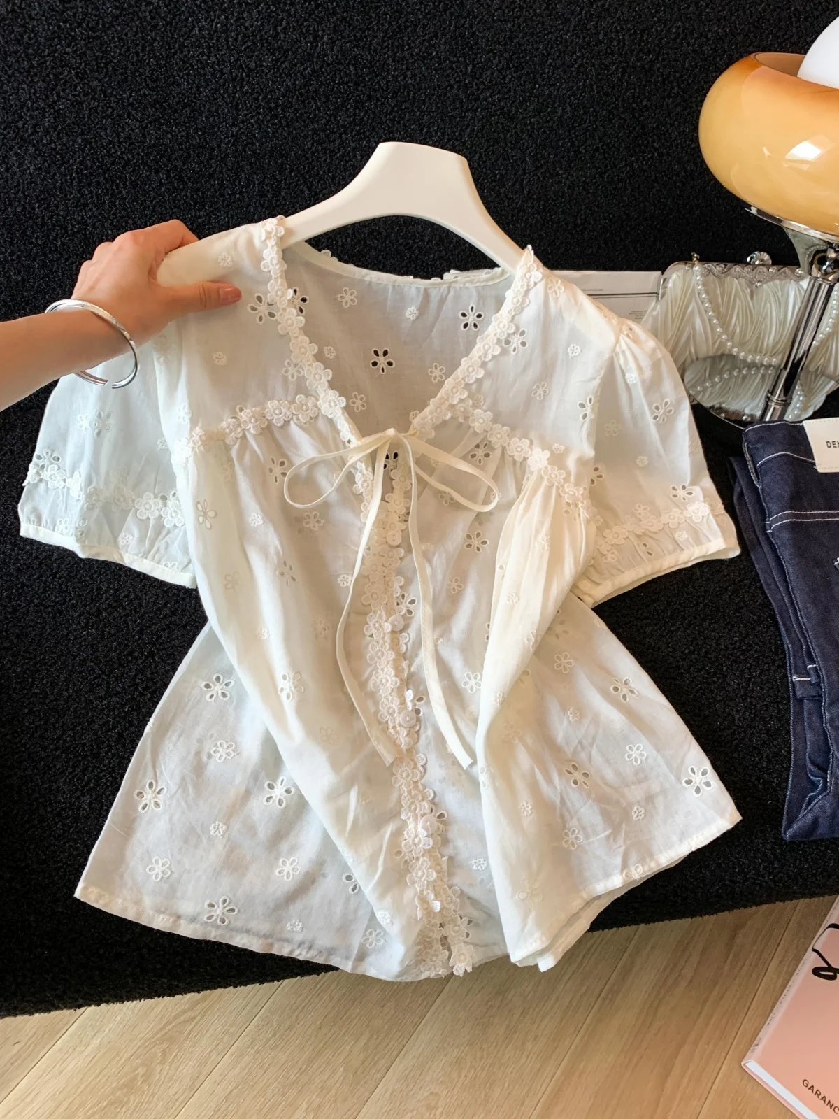 

Уникальная женская летняя блузка с 3D цветочным узором, коротким рукавом, из хлопка и льна, в корейском стиле, с V-образным вырезом, повседневная, с омолаживающим эффектом