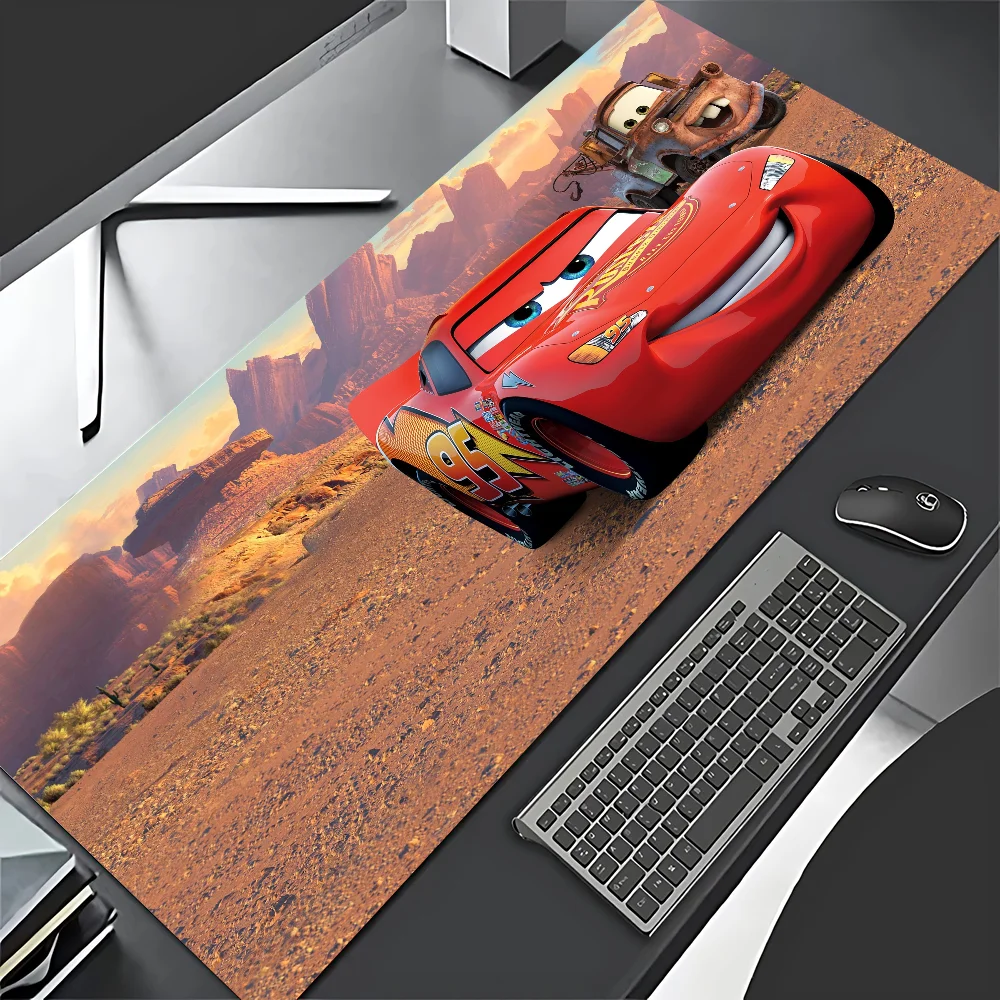 รถยนต์ Lightning McQueen Mousepad แผ่นรองเมาส์แล็ปท็อปอุปกรณ์เสริมสําหรับเล่นเกม Mousepad โต๊ะขนาดใหญ่คอมพิวเตอร์ Gamer คีย์บอร์ดพรมพรม