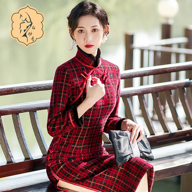 

2024 Winter New Wool Collar Chinese Style Plaid Stand Collar Women's Red Cheongsam Cheongsam Dress Modern Qipao