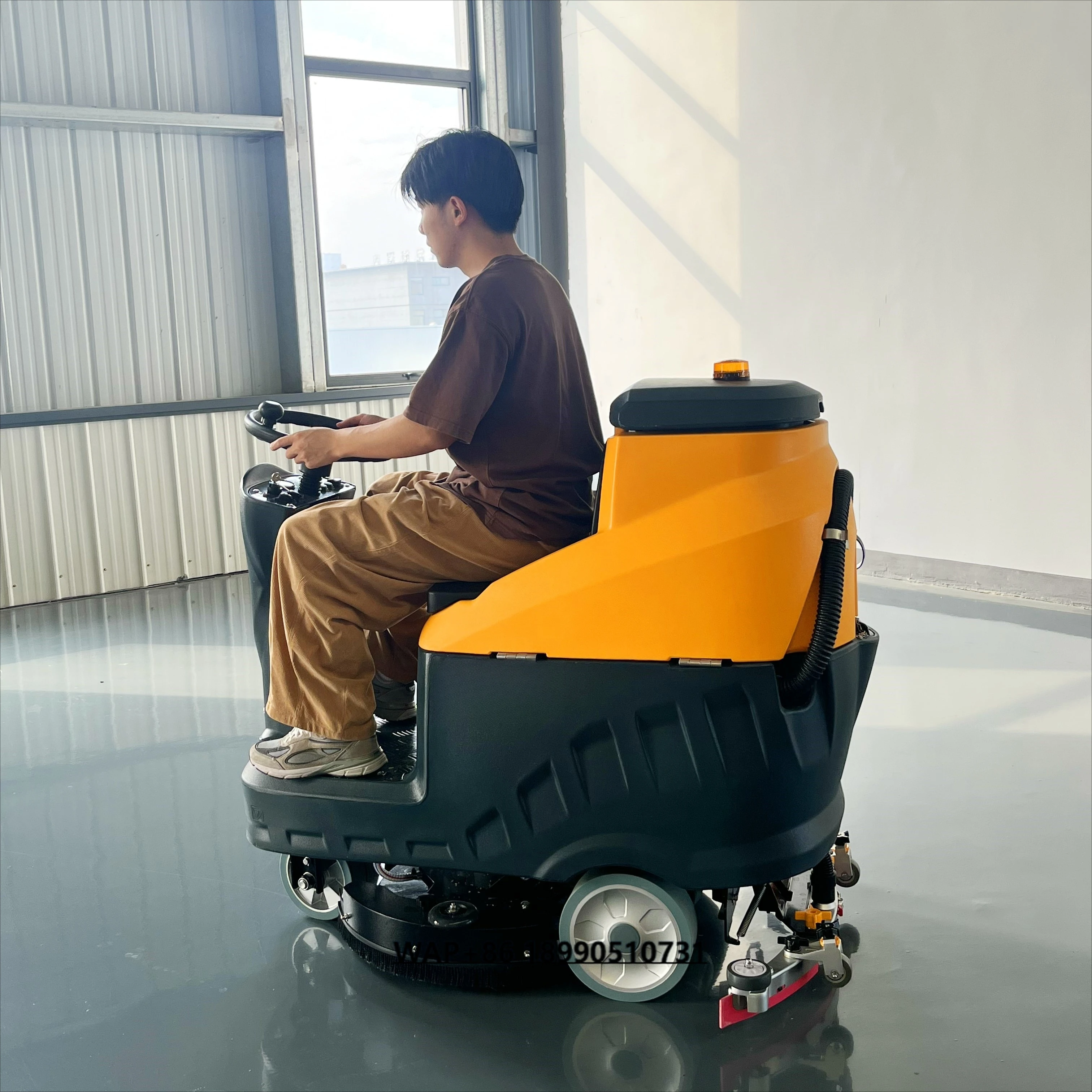 مصنع تنظيف الأرضيات الصناعية التجارية يحرك معدات تنظيف الأرضيات