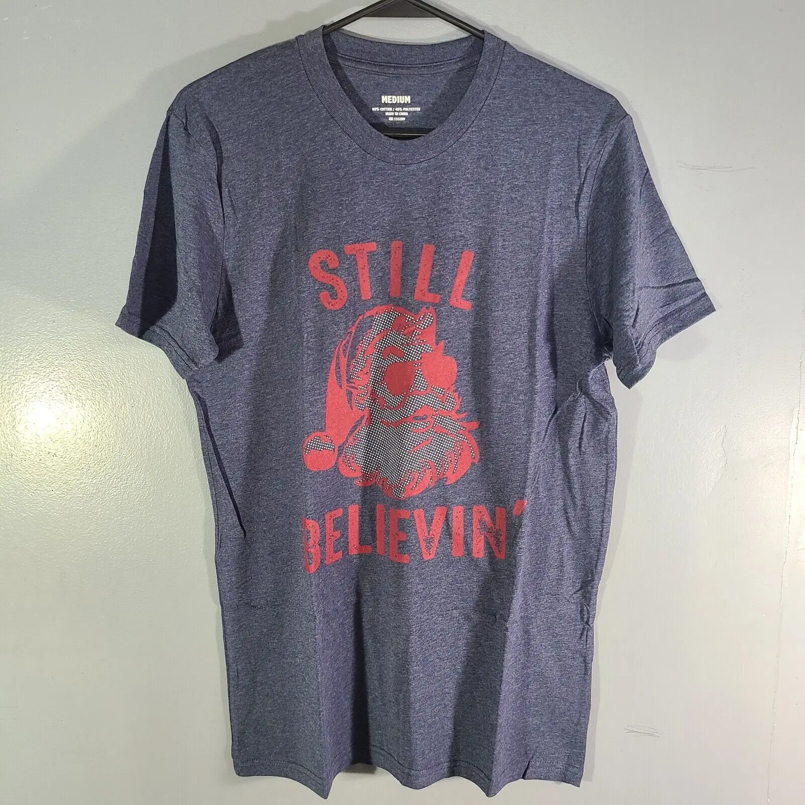 

Рождественская футболка Still Believin' Hip Santa Greyish Blue Sz Med NWT