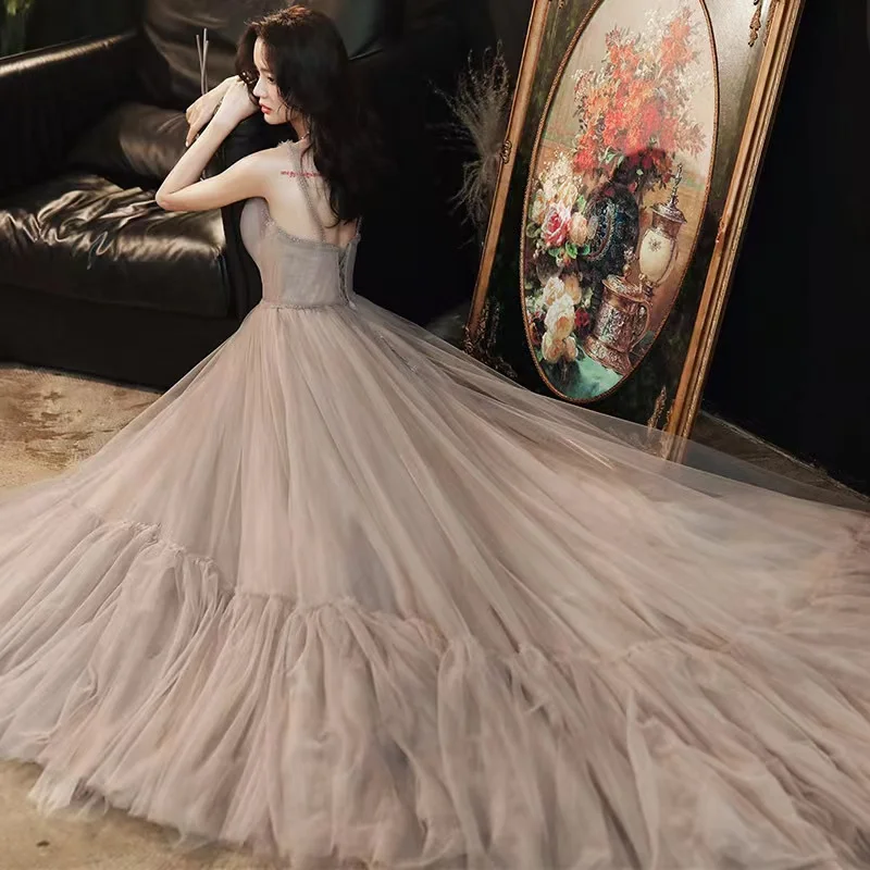หรูหราพรหมชุด A-Line V คอสายสปาเก็ตตี้ความยาวชั้น Tulle ผ้าพันคอเปลือยอย่างเป็นทางการชุดราตรีชุดชื่อเสียง