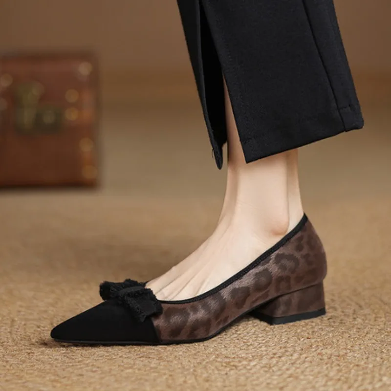 

Повседневная обувь на низком каблуке, женские милые туфли-лодочки с бантом, модные вечерние офисные туфли из флока с леопардовым принтом, женские туфли большого размера