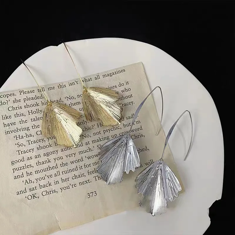 New Unique Gingko Leaf Earrings for Women, with a Cool Korean Style and Simple Eardrops and Hook Accessories