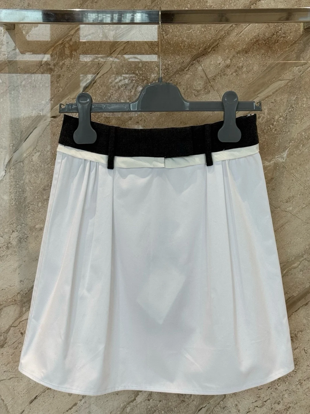 

Весенне-летняя белая мини-юбка женская с высокой талией, А-силуэт, с черным плетеным поясом, универсальная, для повседневной носки, для офиса