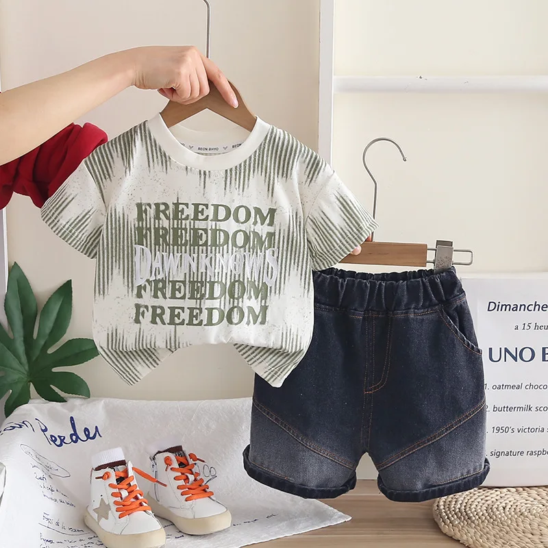 

Летний комплект для мальчиков 2026: футболка с градиентным принтом и джинсовые шорты, повседневная детская одежда для малышей 0-5 лет