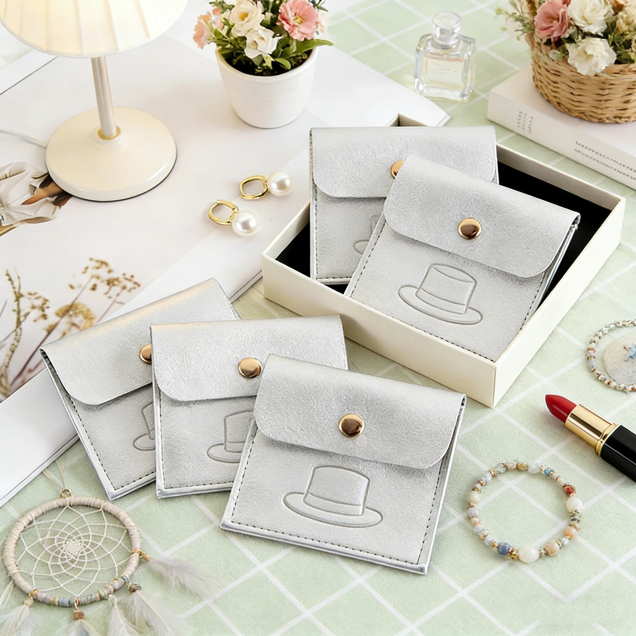 

Набор из 100 штук: Мягкие кожаные мешочки из ПУ с кнопкой-застежкой для серег, колец, украшений, с возможностью нанесения логотипа, для хранения и упаковки, свадебные сувениры