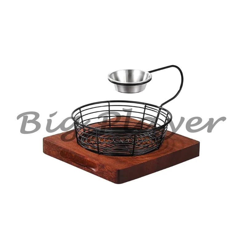 Cesta de aperitivos, taza de salsa colgante, cesta de patatas fritas, bar, aperitivos, alas de pollo frito, cesta de pan, palomitas de maíz, plato de pollo