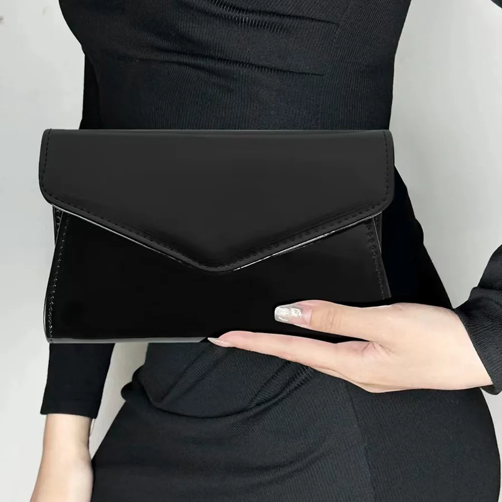 Lady PU Evening bag Patent leather Hand bag flash contracted bag in Europe and the party bag Purse