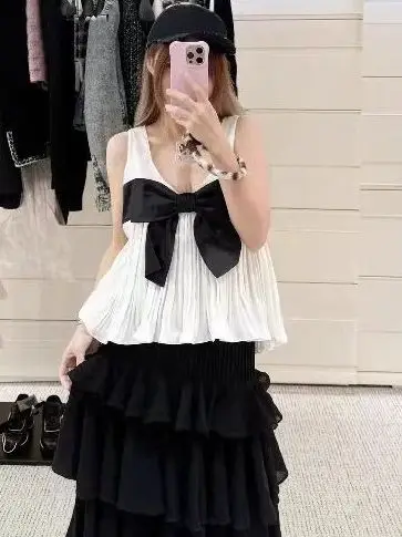 

Новое поступление женского жилета осени/зимы 2025 года с цветными блоками спереди и 3D-логотипом с бантом и глубоким V-образным вырезом с открытой спиной