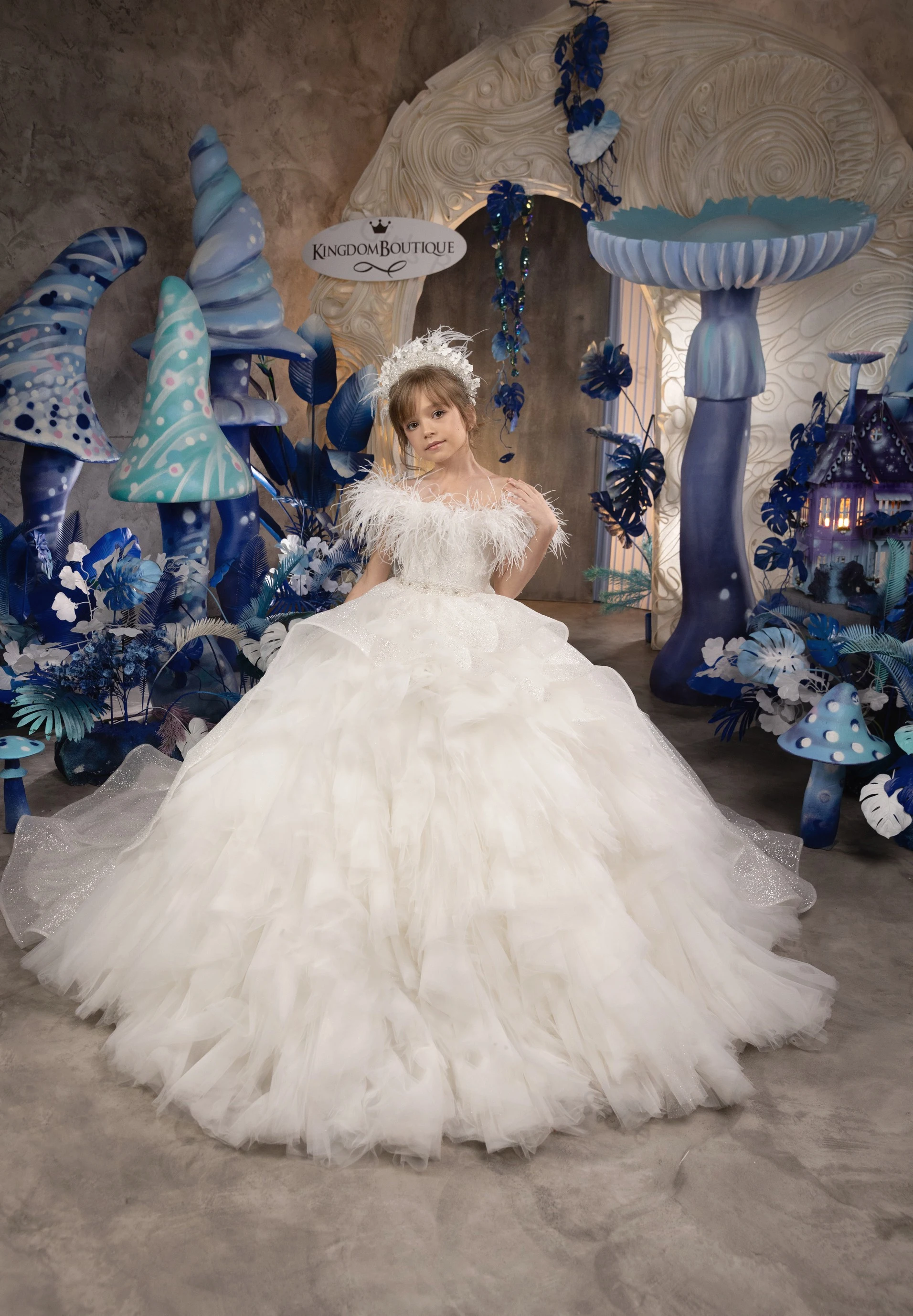 หรูหราชุดสาวดอกไม้สีขาวสําหรับงานแต่งงาน Feather Sequins ฉัตร Layered Puffy วันเกิดเด็ก First Communion Ball Gowns