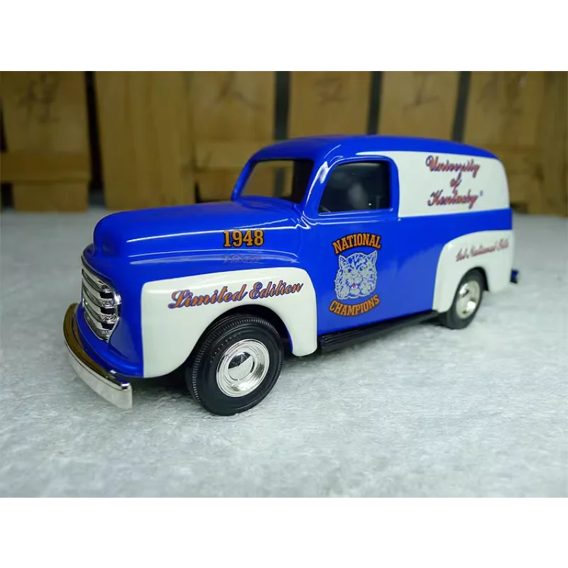 

Diecast ERTL 1:24 Scale University of Kentucky Car Bread Alloy Car Model Collectible Toy Gift Souvenir Display Ornament