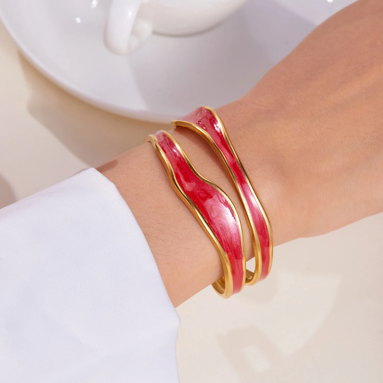 Offenes Vintage-Armband aus weißem Emaille-Edelstahl für Damen, einfaches Metall, unregelmäßige Form, geometrisches Armband, kein Verblassen von Schmuck – Detail 7