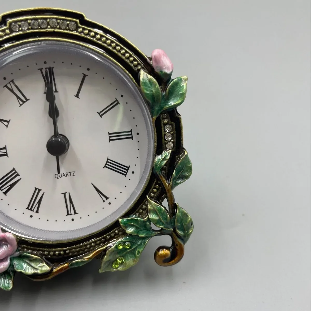 Delicate Mini Desk Clock Enamel Metal Retro Desktop Clock Study Small Ornaments Mute Watch Gifts Simple Home Decoration