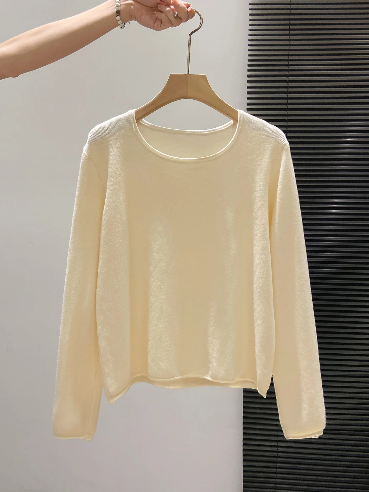 เสื้อสเวตเตอร์ถักทรงกลมสีพื้นเรียบง่าย สวมใส่สบาย เหมาะสำหรับผู้หญิง ใส่ได้ทั้งฤดูใบไม้ร่วงและฤดูหนาว เนื้อผ้านุ่มละมุน อ่อนโยนต่อผิว เหมาะสำหรับเป็นเสื้อตัวใน