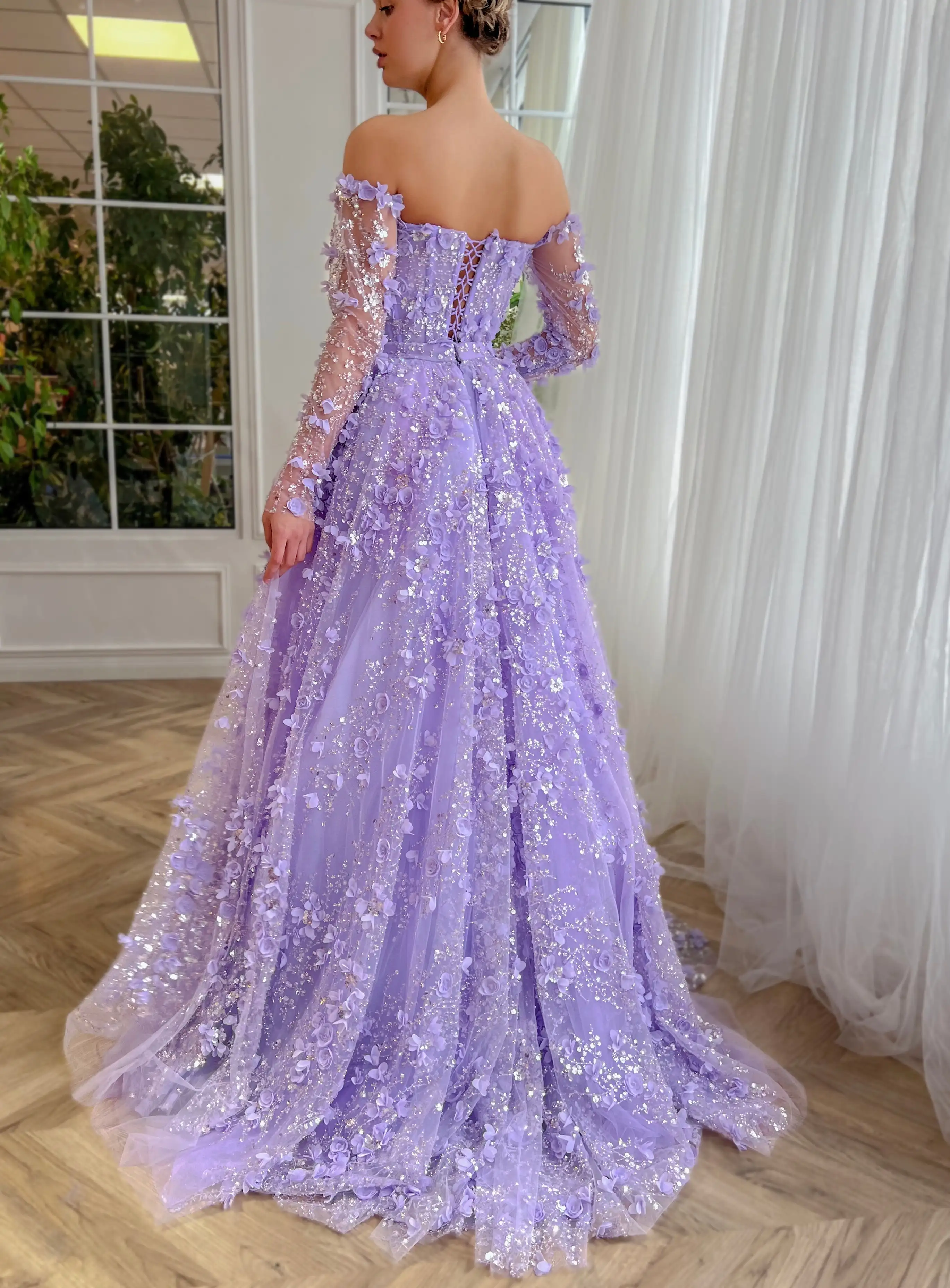 Sharon Said 3D-Blumen-Flieder-Luxus-Abendkleid aus Dubai mit Überrock in Flieder für arabische Frauen, Hochzeitsfeierkleid SS352, maßgeschneidert – Detail 13