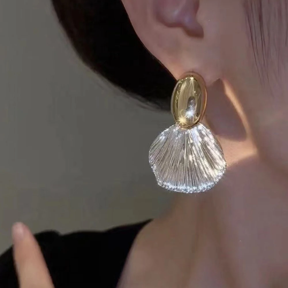 Luxury Metal Fan Shape Drop Earrings Gold Silver Two Tone Textured Shell Ear Jewelry for Ladies Dating Gift