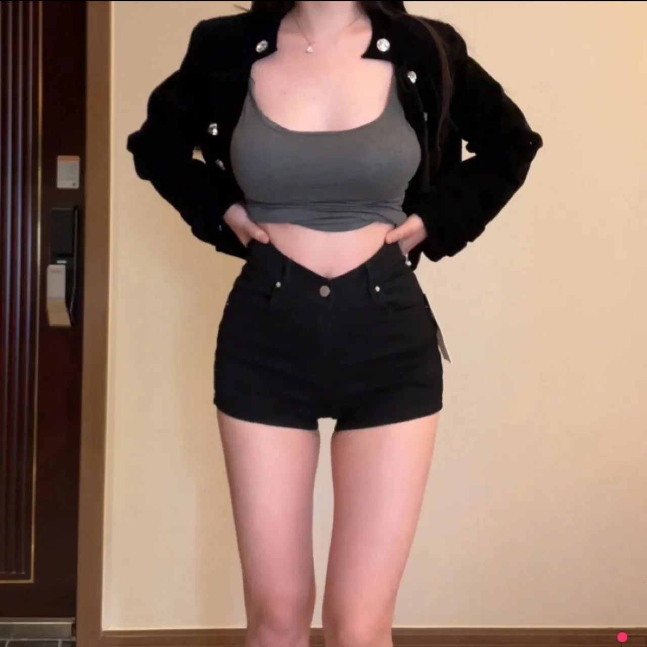 

Джинсовые шорты с низкой посадкой, эластичные, женские, облегающие, с эффектом подтяжки ягодиц, летние, модные, с V-образным вырезом на талии, для стильных девушек