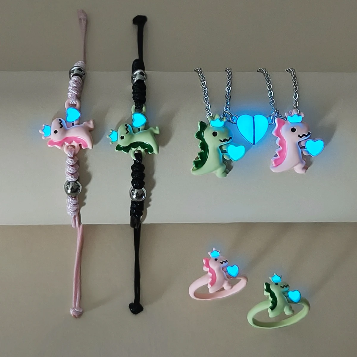 6-Piece Set Glowing Heart Dinosaur Couple Necklace Bracelet Ring Set Cute Luminous Crown Accessories for Valentine's Day Gift