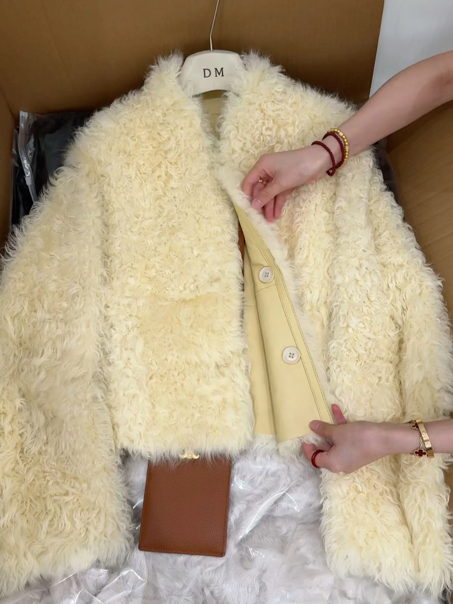 Casaco Feminino de Inverno 2025 Novo, Único e Bonito, Sensação de Alta Qualidade, Casaco Longo com Decote em V