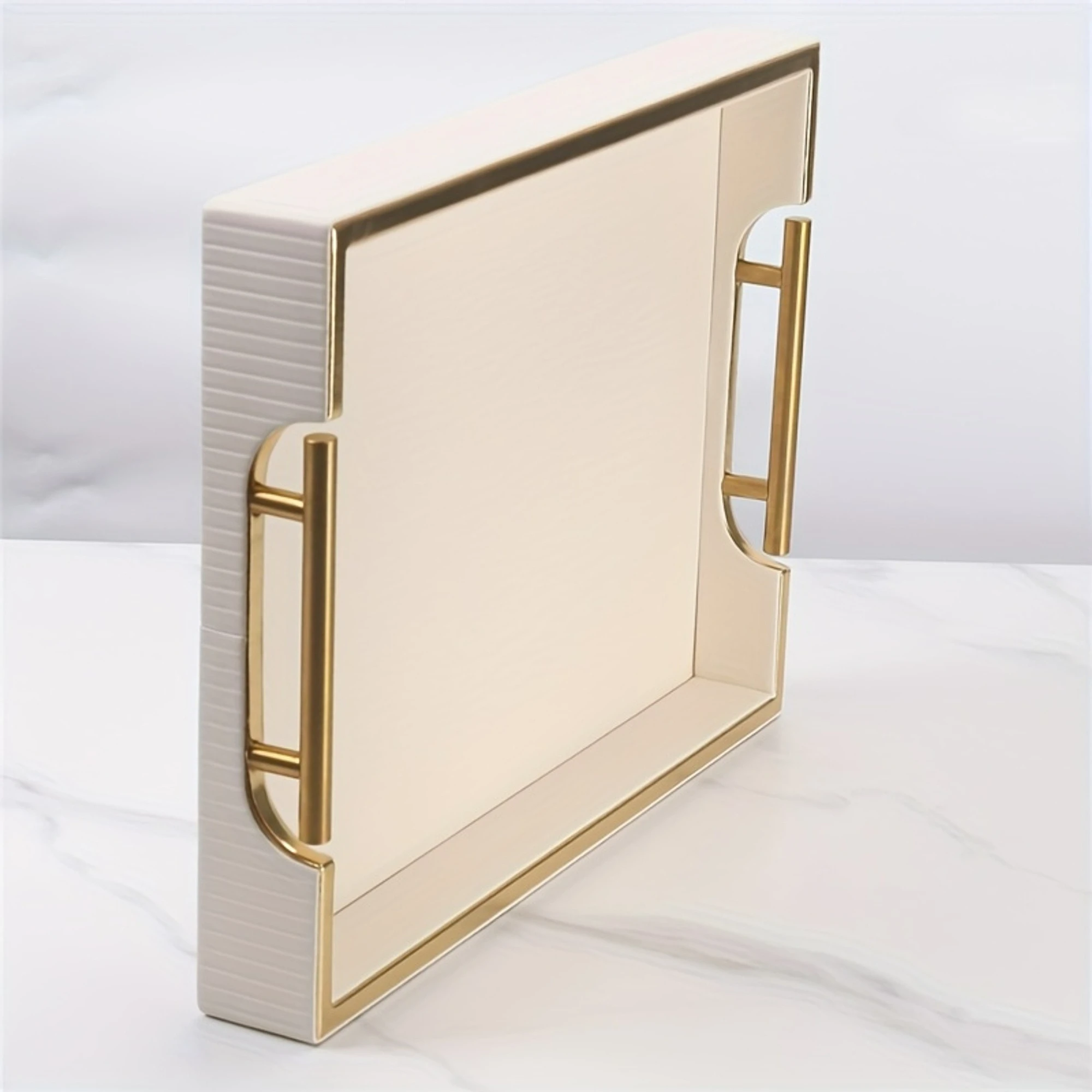 Dekoratives Tablett aus Holz mit Griffen aus Kunstleder, Serviertablett mit Streifen und goldenem Akzent für Couchtisch, Hotelzimmer-Organizer