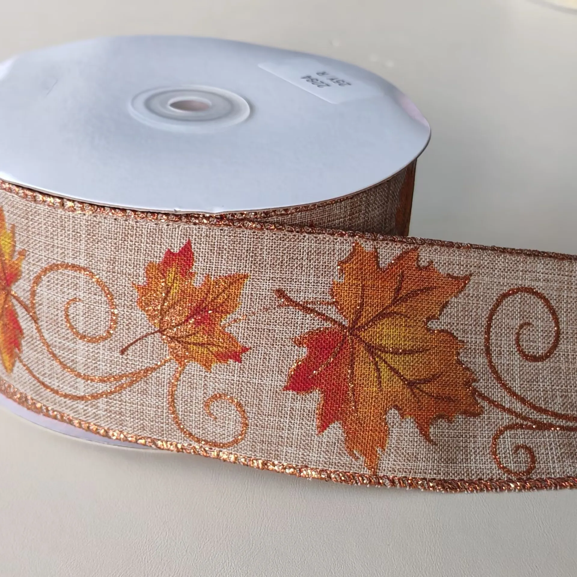 Ruban décoratif en lin à bordure filée motif feuille d'érable de 63 mm, aspect toile de jute, pour l'automne, Thanksgiving, loisirs créatifs, cadeaux, maison et fêtes