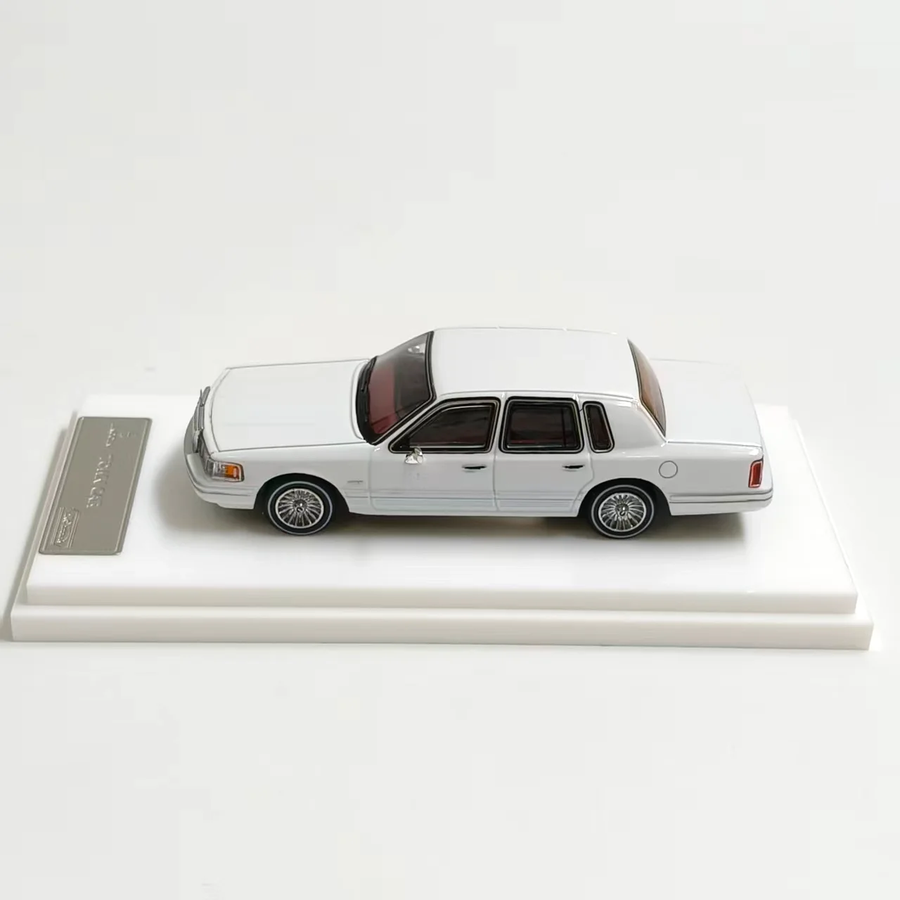MK 1:64 1997 Town Car 2025 نموذج سيارة محاكاة إصدار محدود