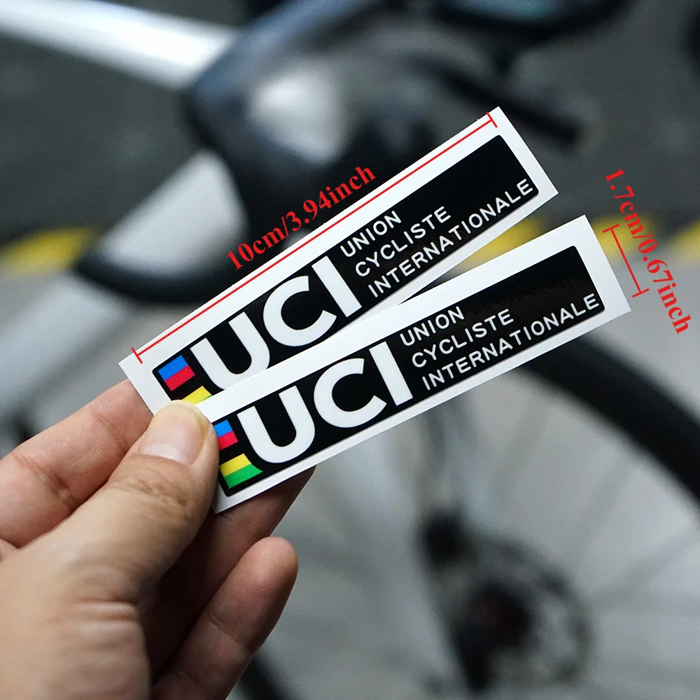 ملصق فني عصري "UCI Cycling Union"، مثالي لقفصان ركوب الدراجات وأغطية الكمبيوتر المحمول، يعرض ركوب الدراجات الاحترافي الرائع - مظهر تحت عنوان