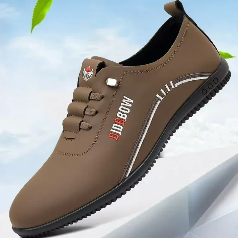 Chaussures en cuir rétro pour hommes été 2025 nouveaux mocassins légers pour hommes chaussures à pois britanniques mocassins pour hommes Tenis Masculino