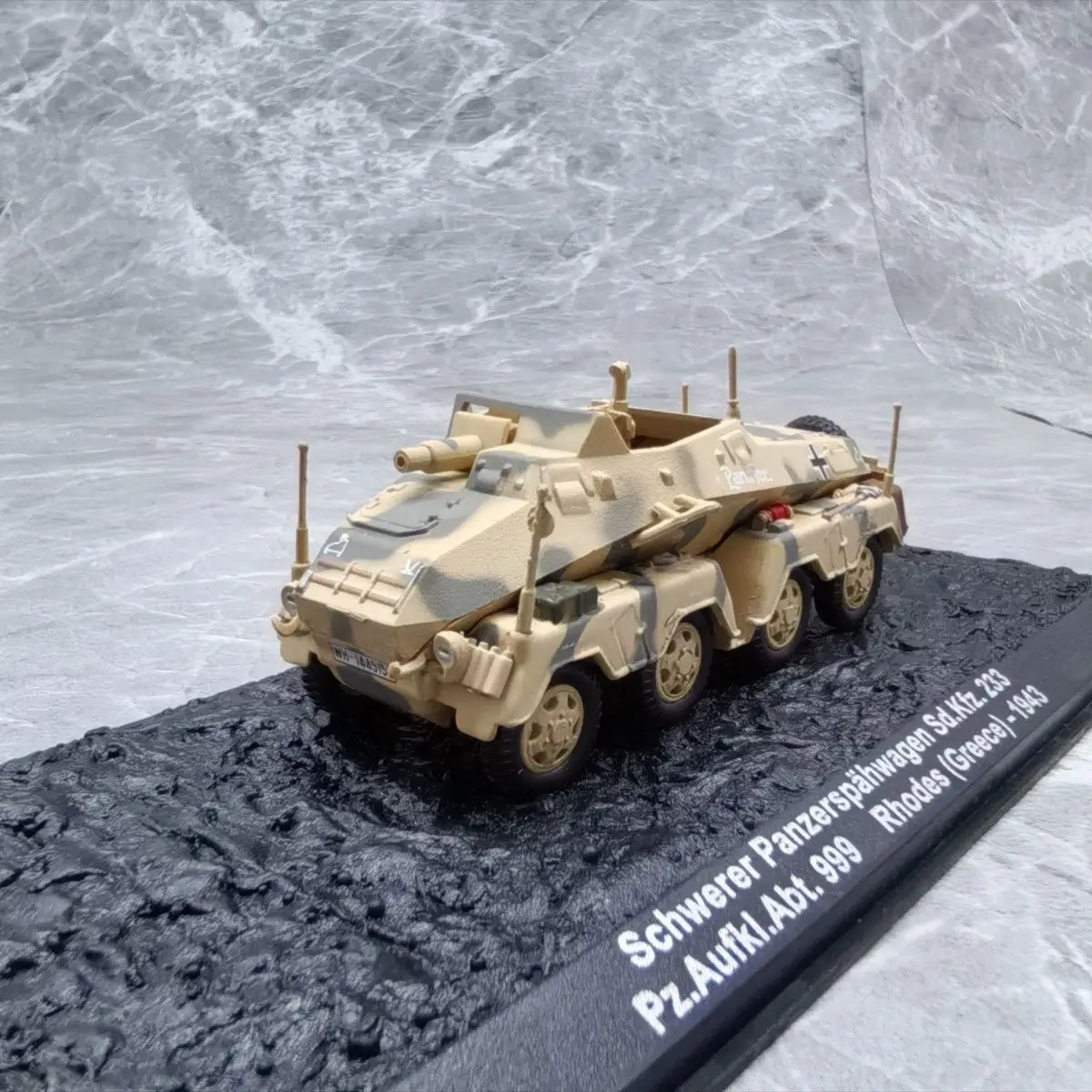 

Масштабная модель немецкого восьмиколесного автомобиля Sd.Kfz.233 1943 года (1/72) из сплава (основной корпус) и пластика, сувенир.
