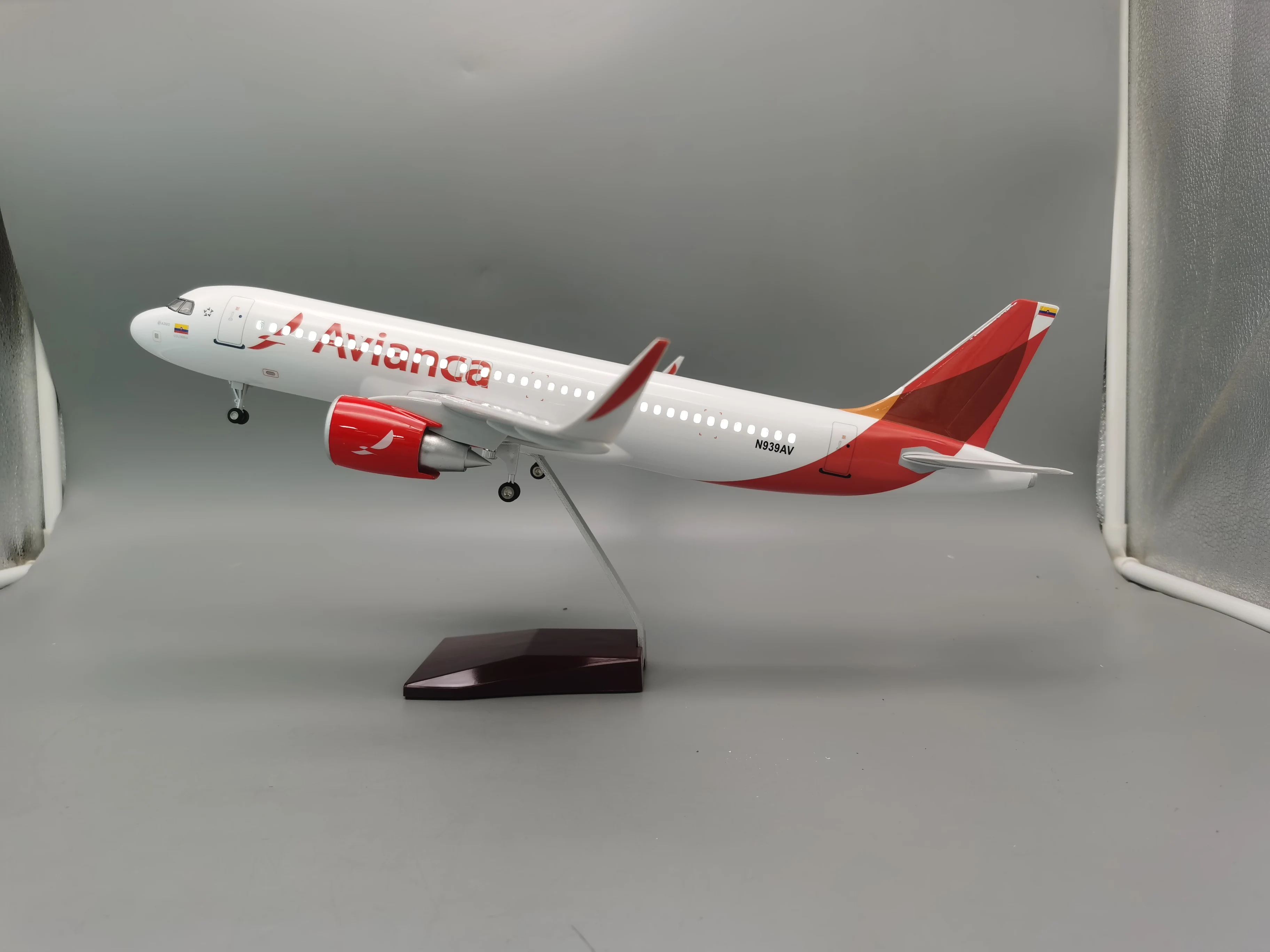 Airbus A320 Colombia Avianca Airlines 47CM 1:80 Scale Model Aircraft LED Light Die-casting Machine Collected Home Decor Gifts