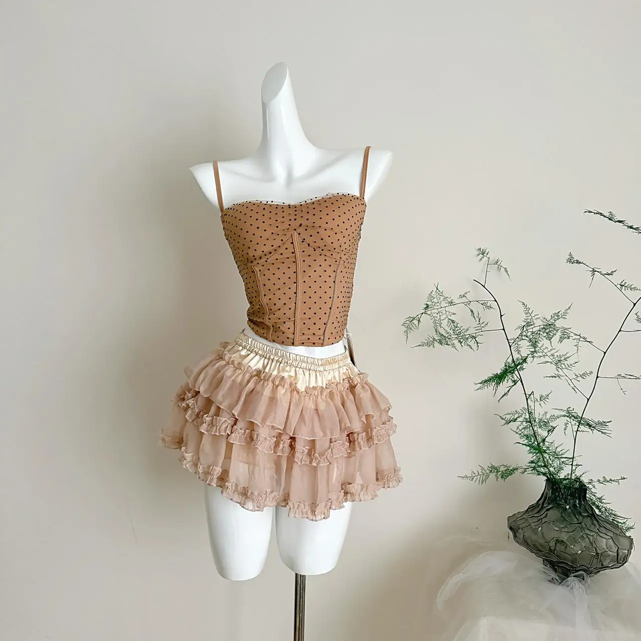 conjunto-de-dos-piezas-estilo-princesa-de-ballet-top-con-tirantes-y-cintura-ajustada-con-estampado-de-lunares-falda-media
