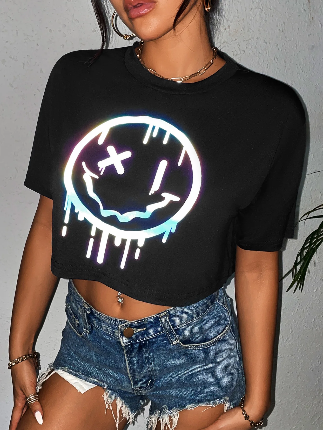 تي شيرت أسود كاجوال بأكمام قصيرة مع نمط وجه مبتسم شيطان صغير لطيف ورقبة محصول