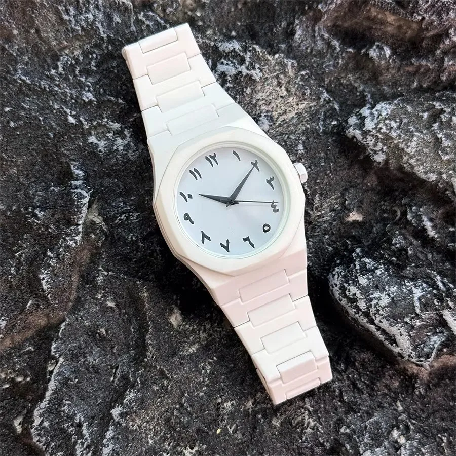 中東で人気の高級プラスチック製メンズ腕時計、アラビア数字、ニュートラルでカジュアルなシンプルなクォーツ時計