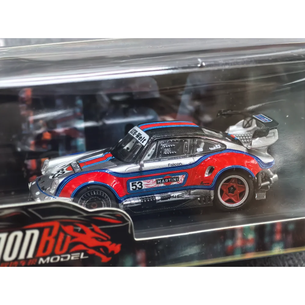 1:64 mēroga Martini RWB 964 sakausējuma modelis - close-up view