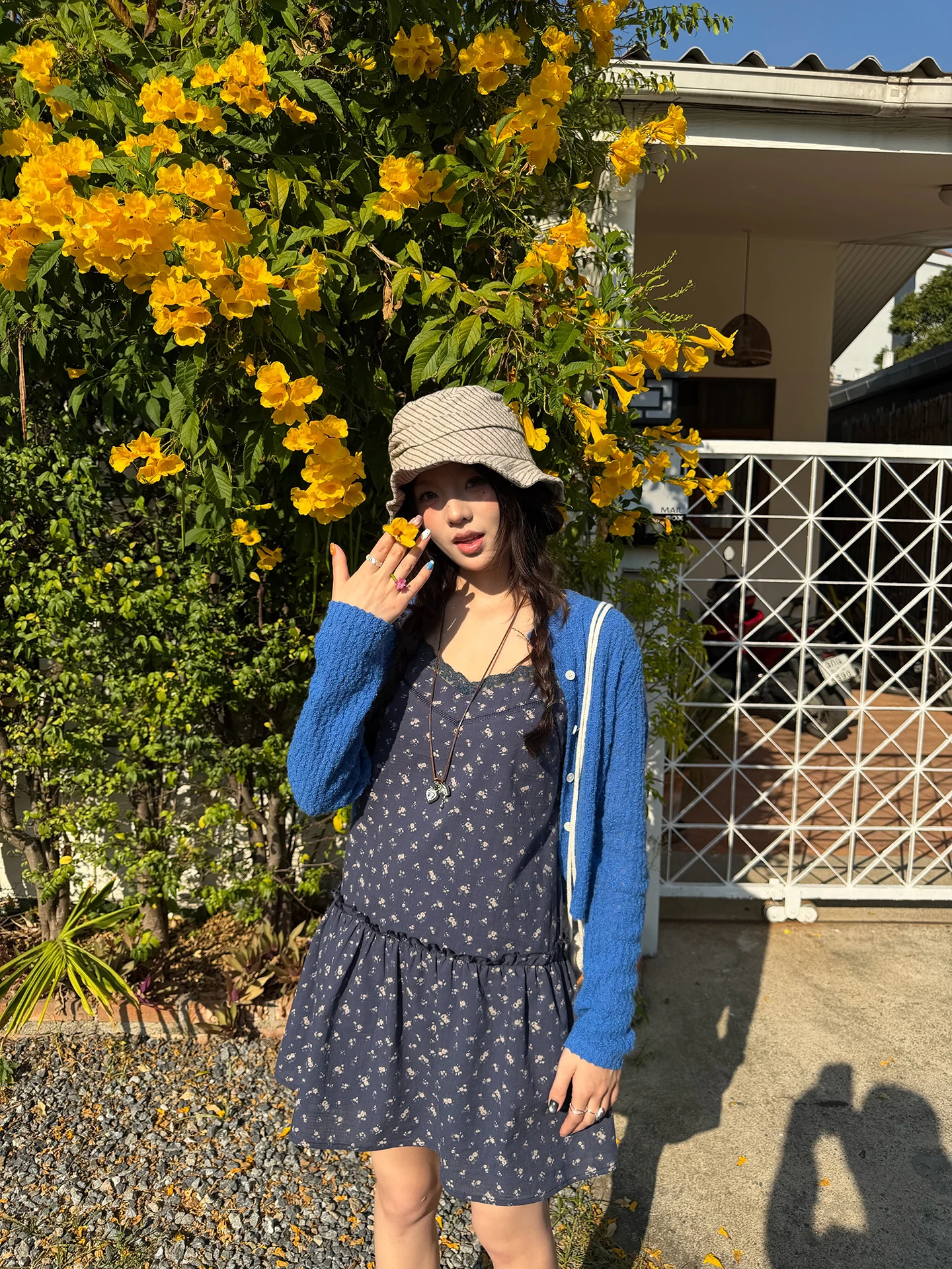 

Синее платье с цветочным принтом, с воротником-халтером, без рукавов, винтажное, базовое, А-силуэт, из смесового хлопка, удобное, весна-лето