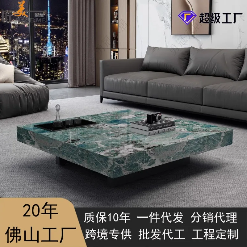 Minimalistischer Couchtisch aus Steinplatten